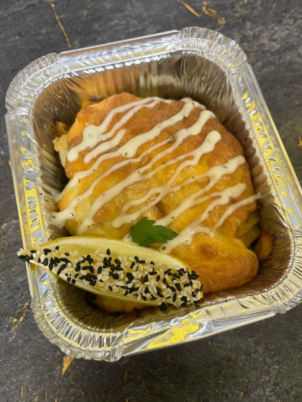 Запеченная треска с шампиньонами под сырной шапочкой с чесночным соусом