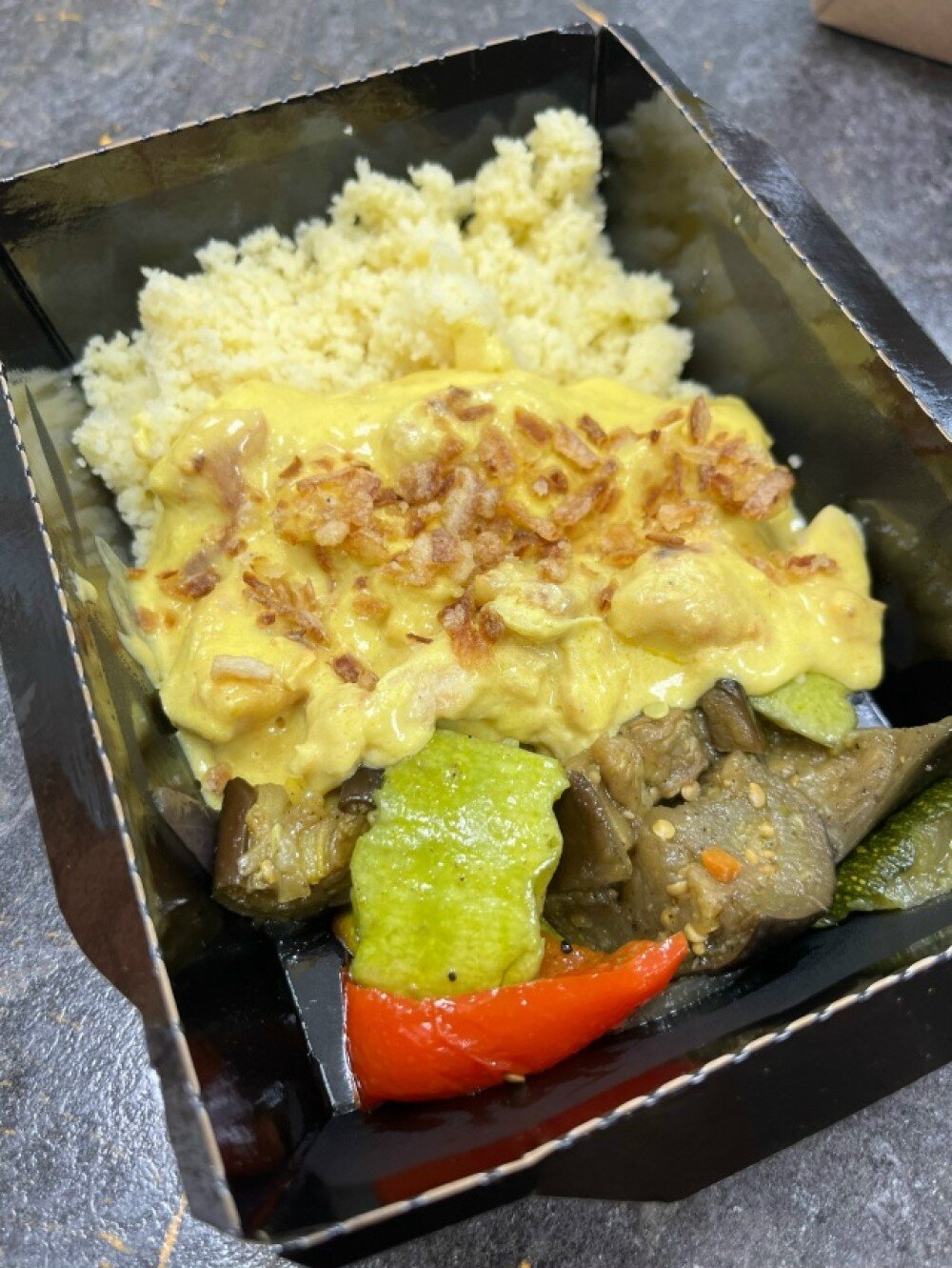 Куриное филе в соусе карри с кус кусом и печенными овощами