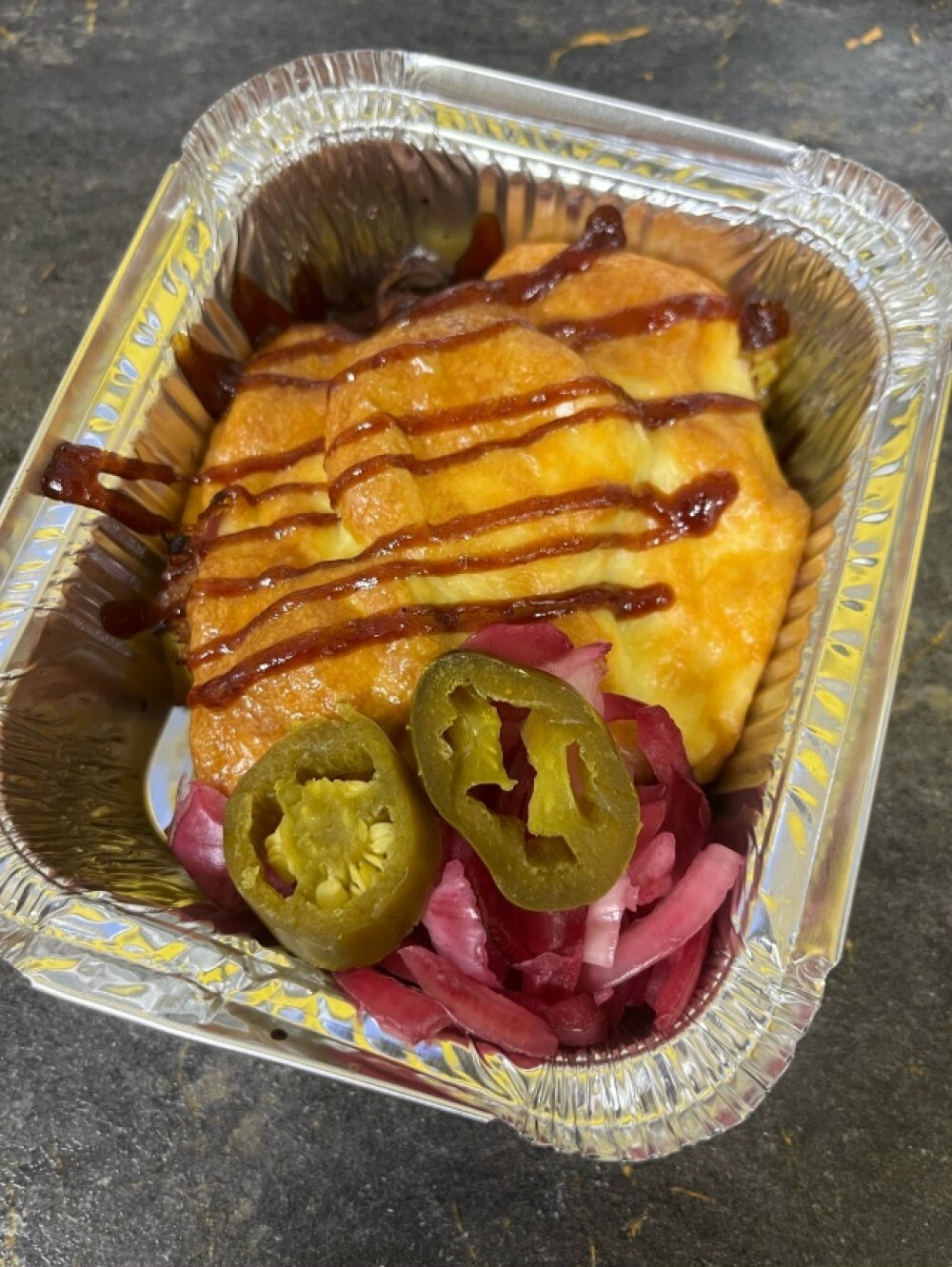 Рваная свинина по-французски с печеным картофелем ,маринованным луком и перчиком халапеньо