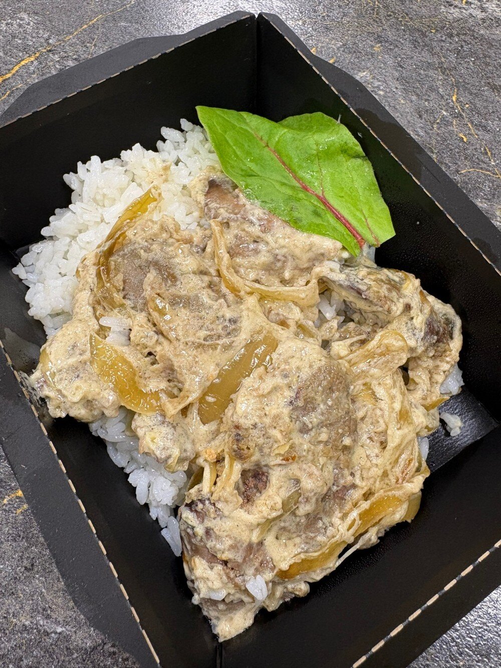 Печень куриная в сметанном соусе с рисом