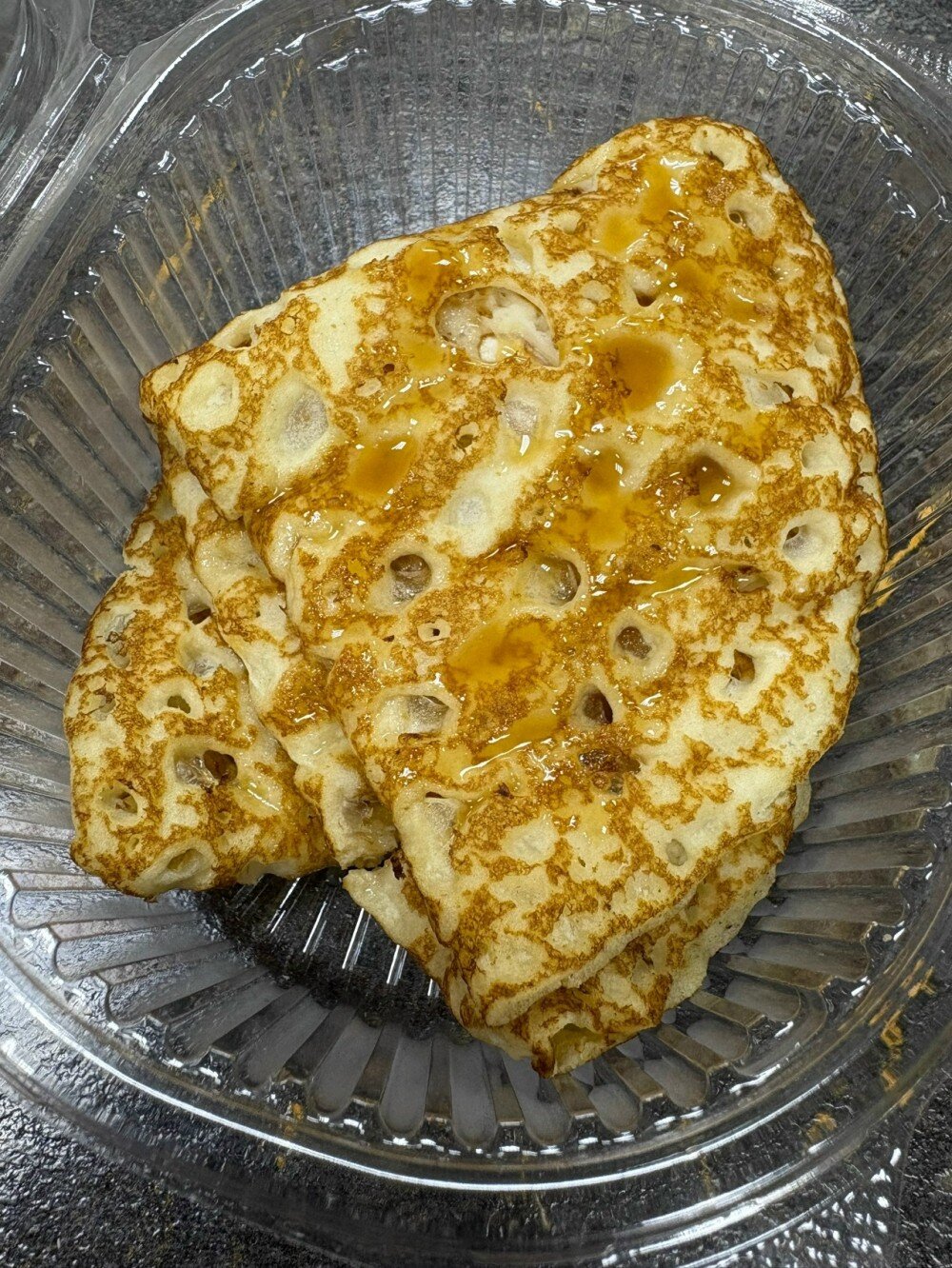 Французский блинчик с творожной начинкой с карамельным топингом