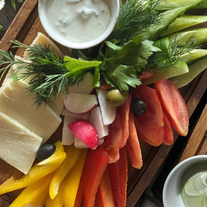 Овощное ассорти с домашним сыром и соусом дзадзыки