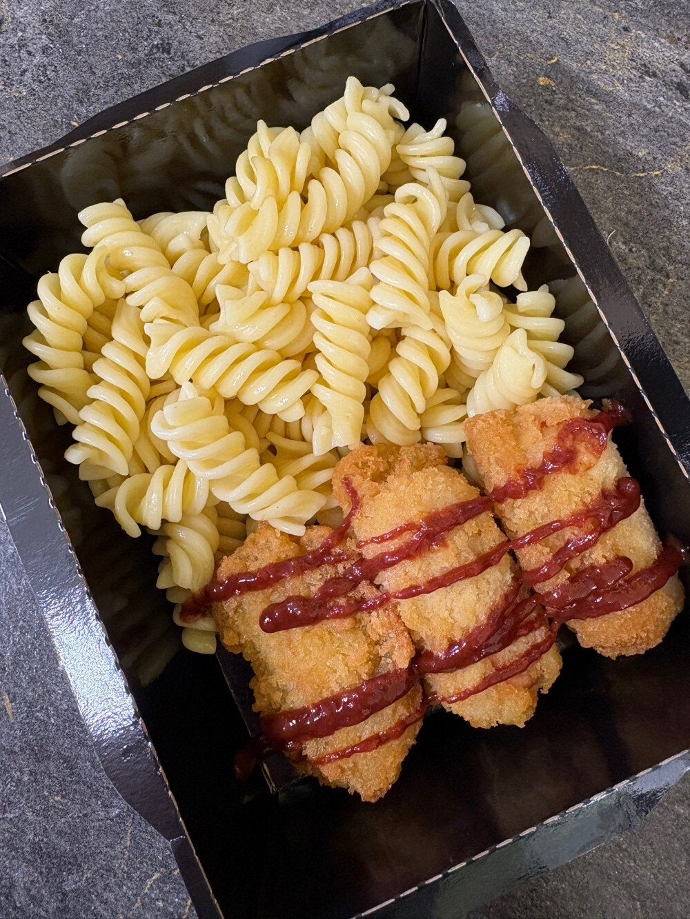 Сосиски в кляре с макаронами