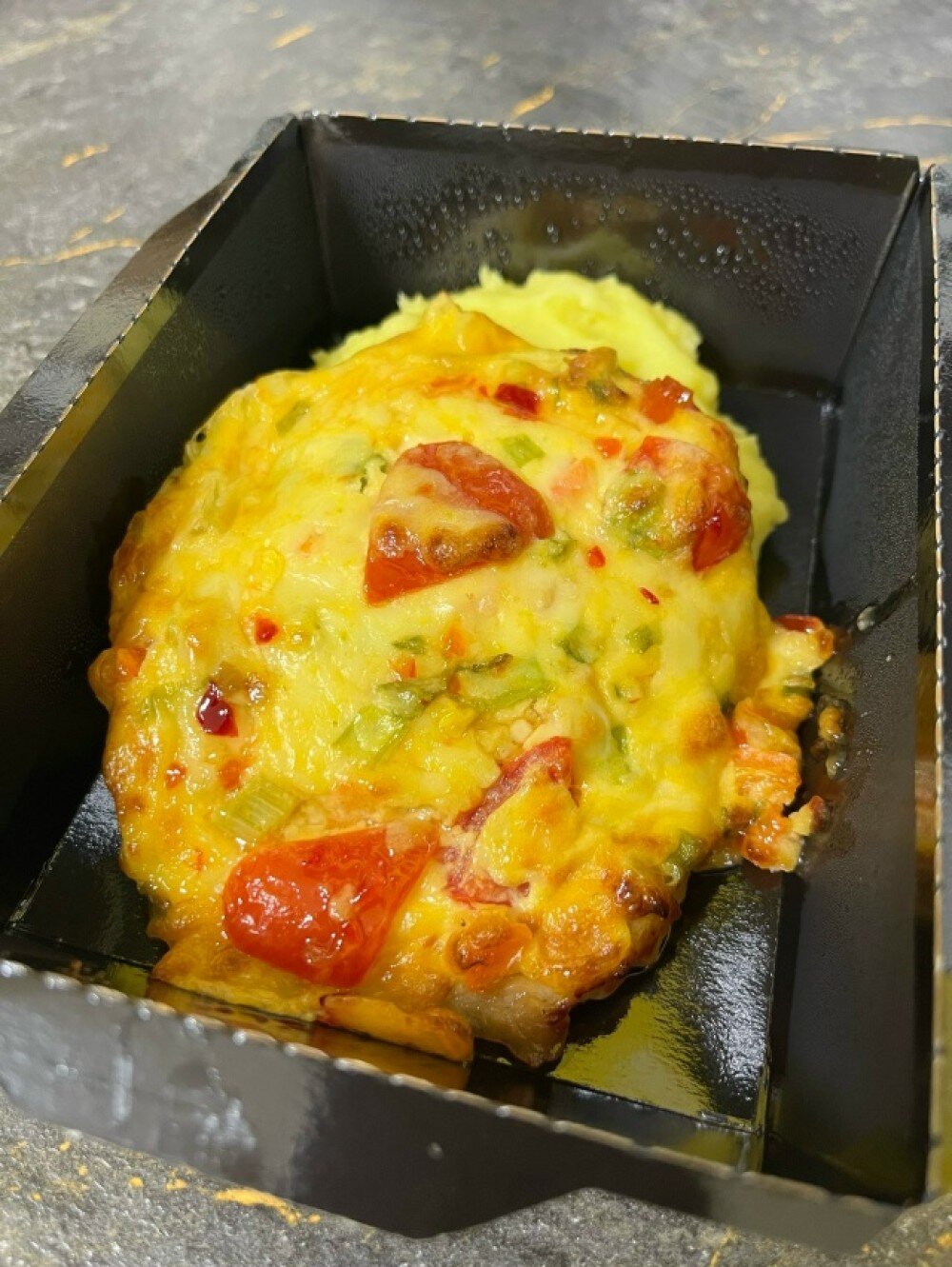 Отбивная из свинины под сырно-овощной шапочкой с пюре