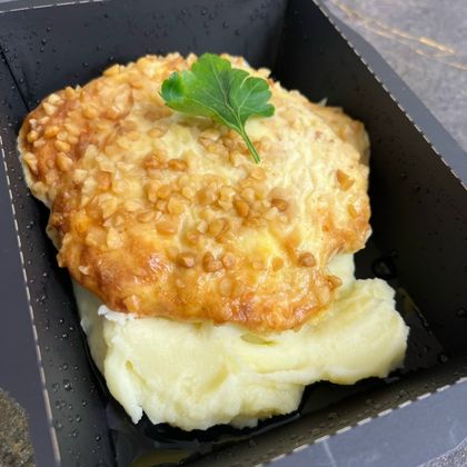Куриное филе под сырно-ореховой шапочкой с пюре