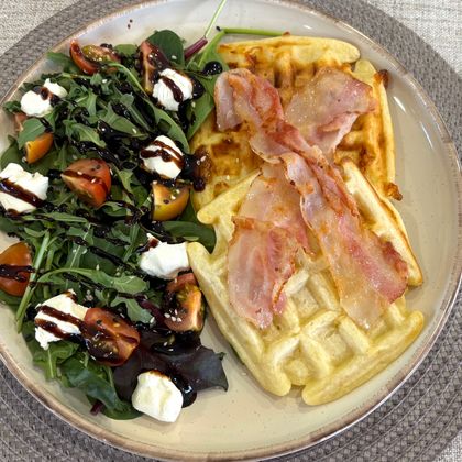 Вафли с сыром, беконом и зеленью