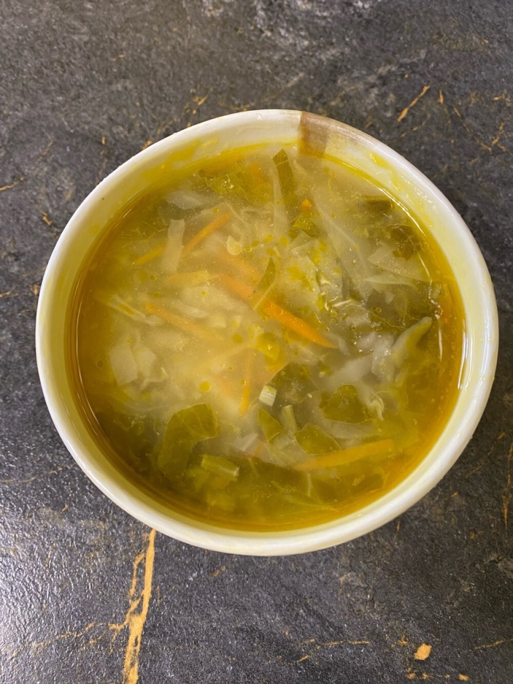 Зеленые щи из щавеля с курицей и яйцом