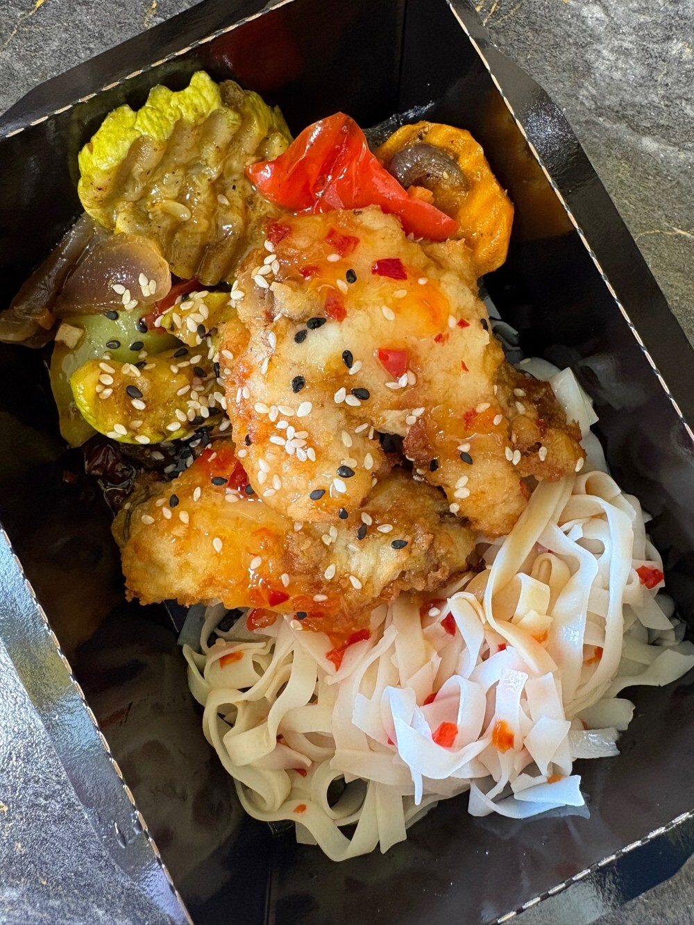 Рисовая лапша с печеными овощами и куриными крыльями в соусе сладкий чили