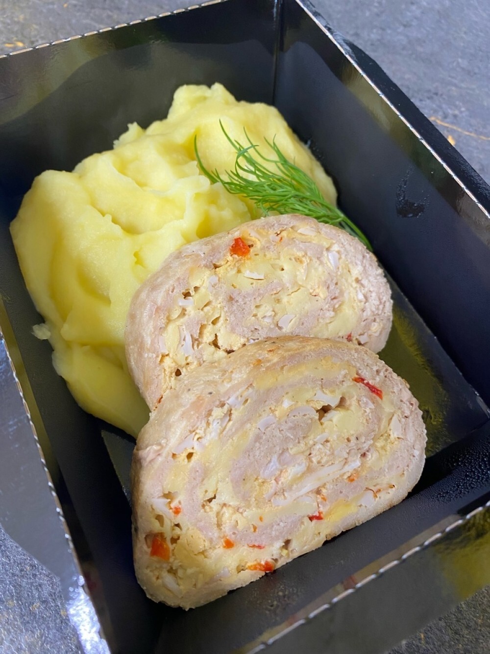 Мясной рулет с картофельным пюре