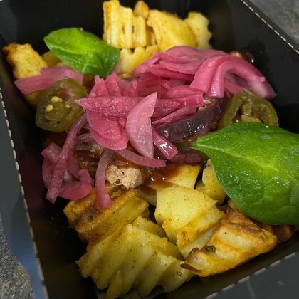 Рваная свинина с печеным картофелем