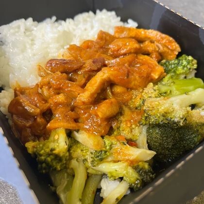 Поджарка из свинины с рисом и брокколи