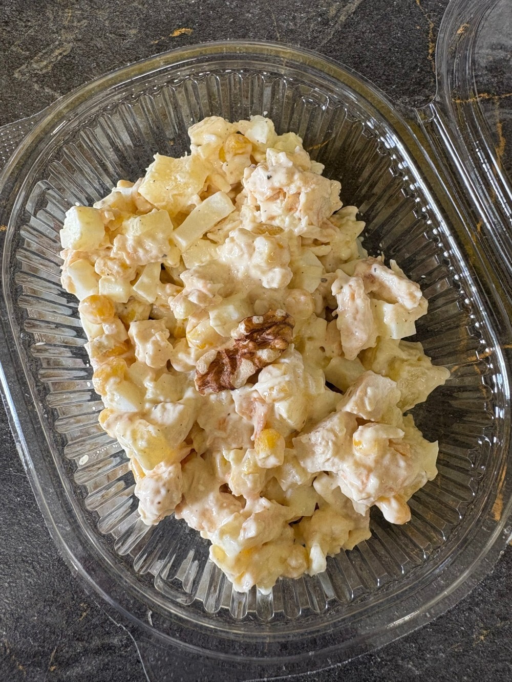 Салат с курицей и ананасом