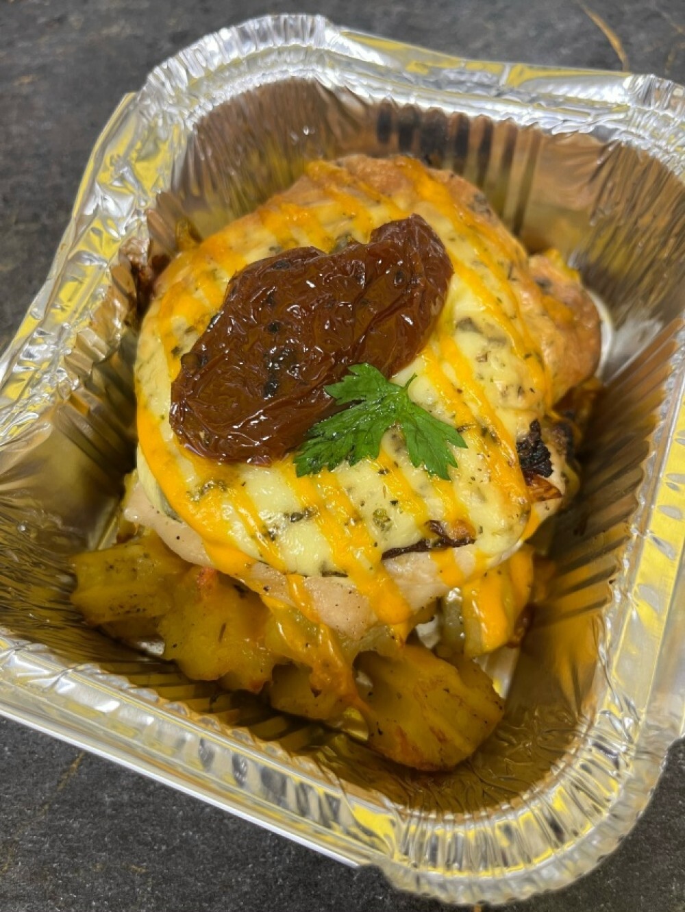 Запеченное куриное филе под сырной шапочкой с прованскими травами ,вяленным томатом с печеным картофелем.