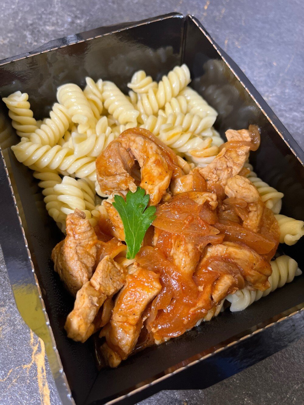 Свиная поджарка с макаронами