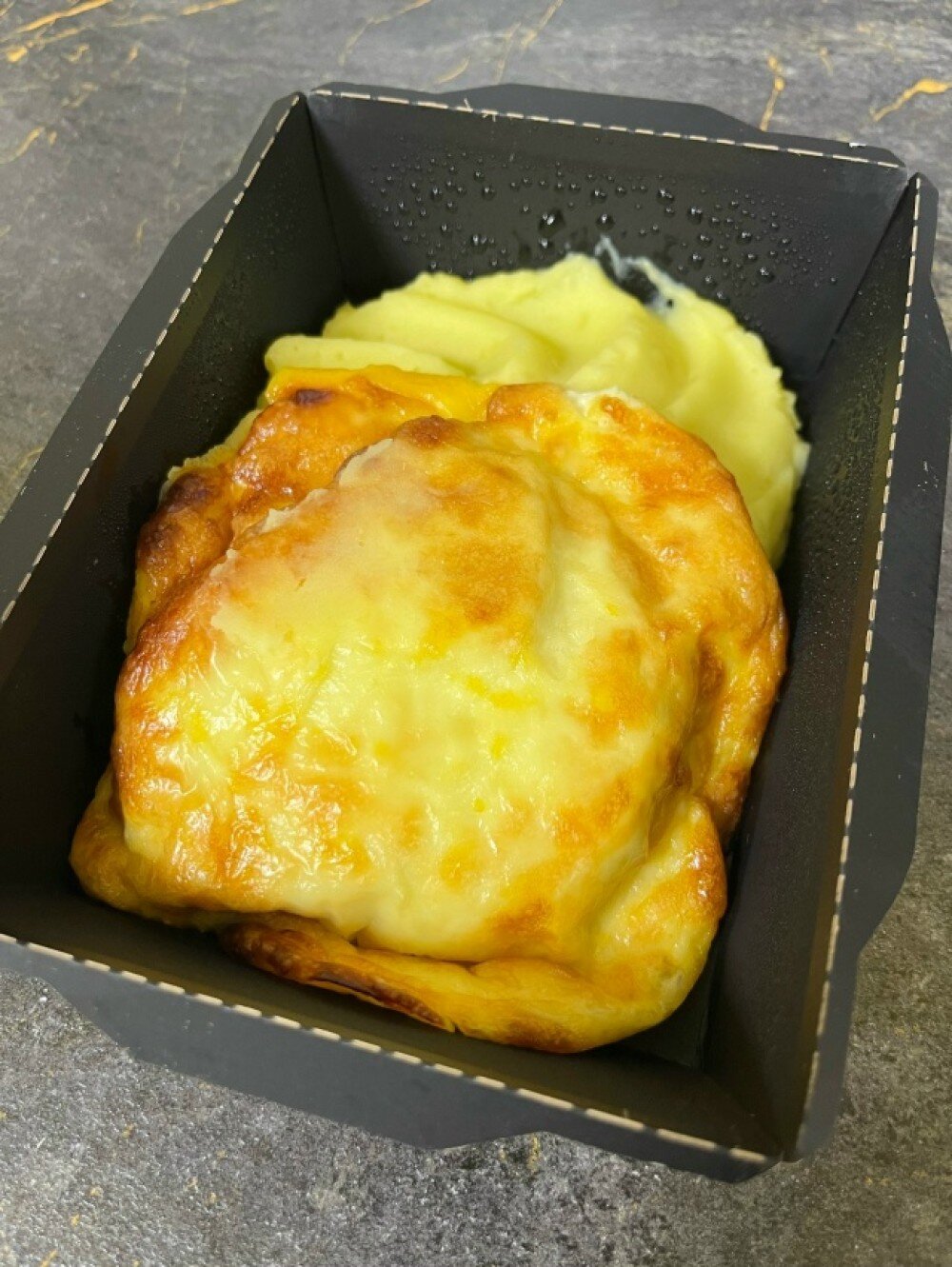 Домашняя котлета под сырной шапочкой с ветчиной и пюре