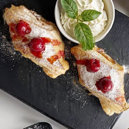 Яблочный штрудель с мороженным