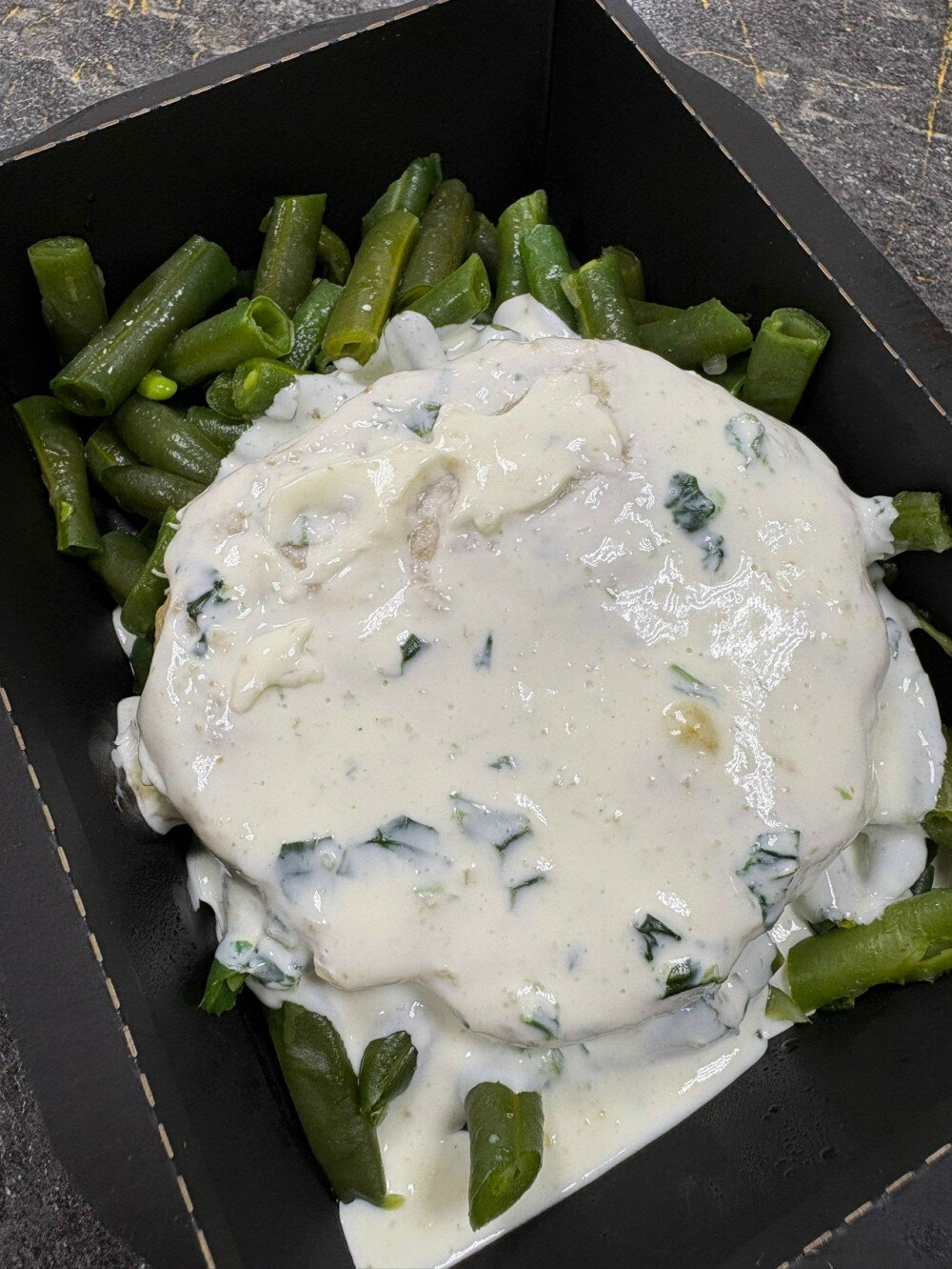 Паровая котлета с фасолью под сливочно-шпинатным соусом