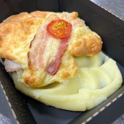 Свинина с беконом под сырной шапочкой с пюре