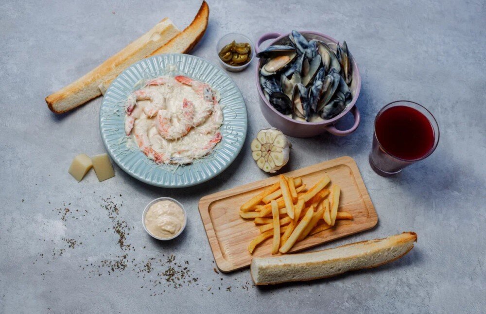 Мидии в сливочно - чесночном соусе, креветки в сырном соусе, картофель фри, морс, лесные ягоды.