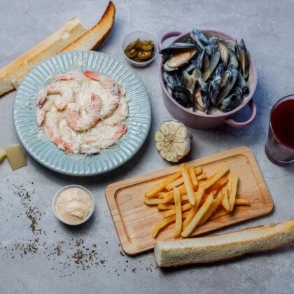 Мидии в сливочно - чесночном соусе, креветки в сырном соусе, картофель фри, морс, лесные ягоды.