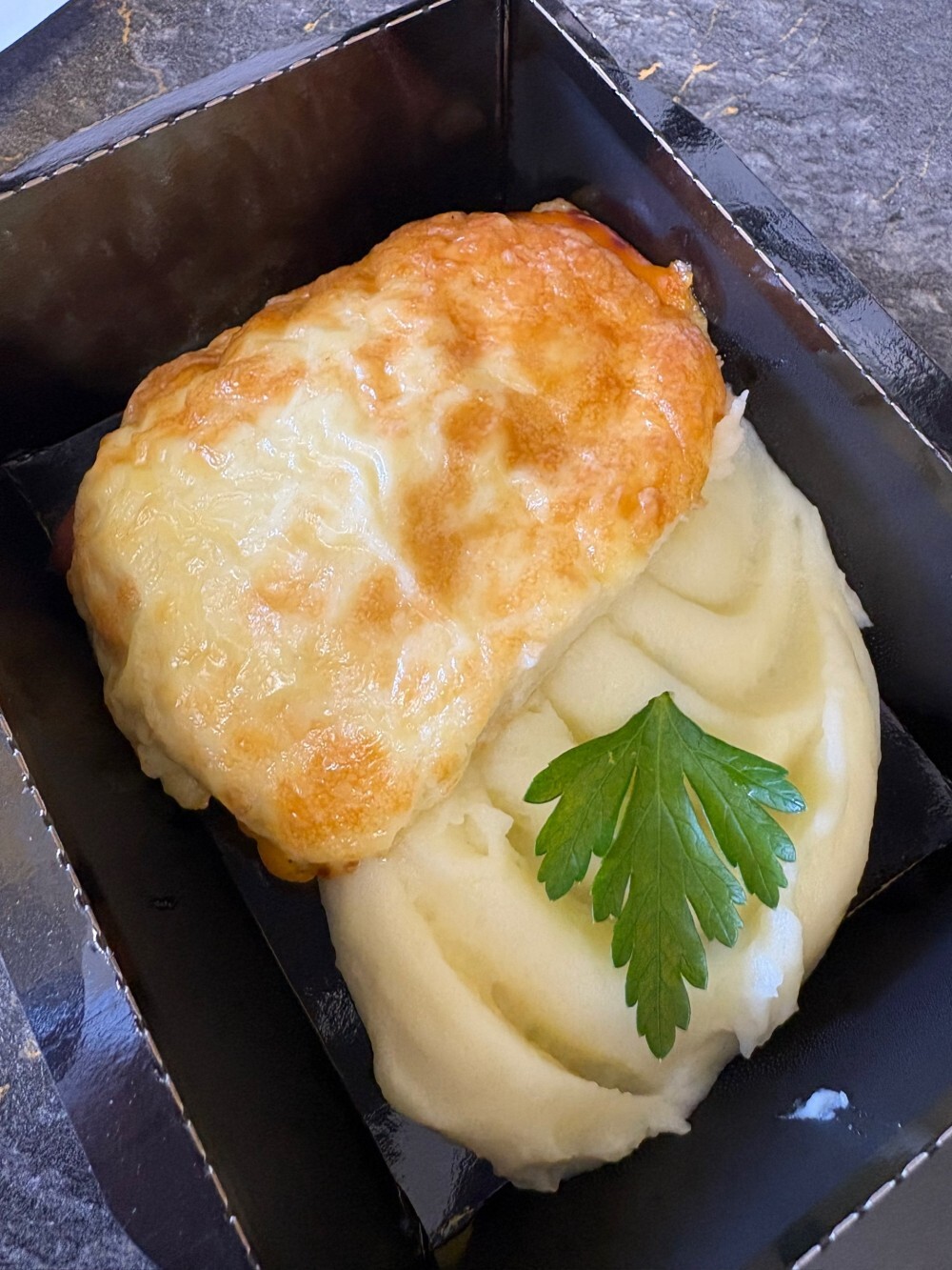 Филе куриное с ветчиной под сырной шапкой с картофельным пюре