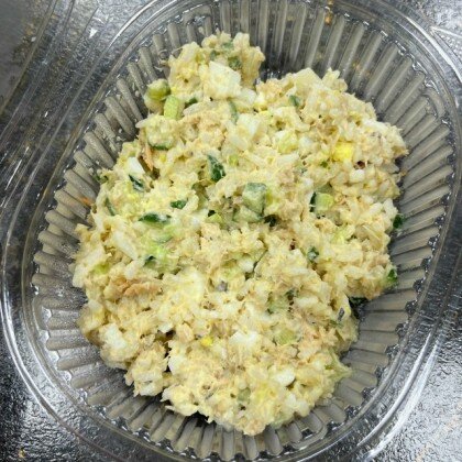 Салат с консервированной горбушей,рисом и огурцом