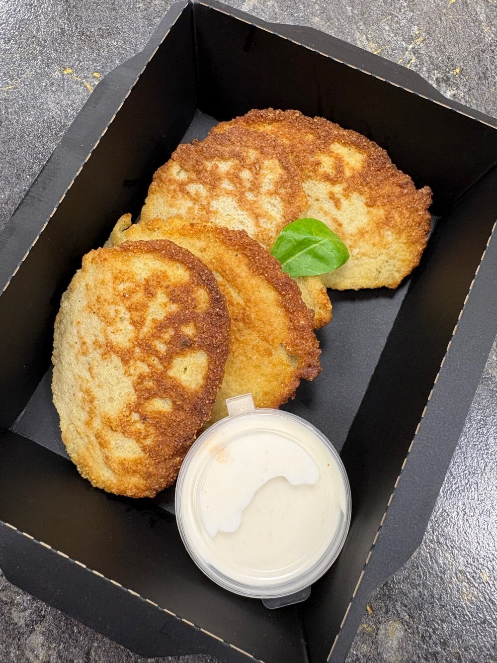 Оладьи из икры судака с подкопченной сметаной