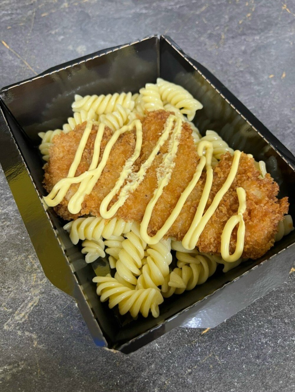 Куриный шницель с макаронами