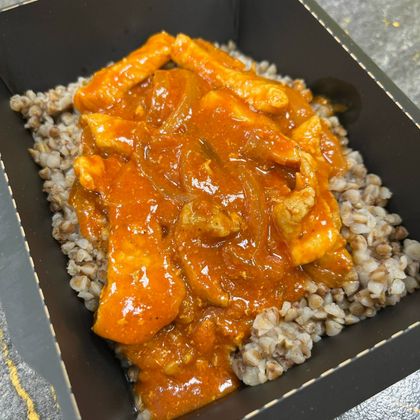 Свиная поджарка с гречей