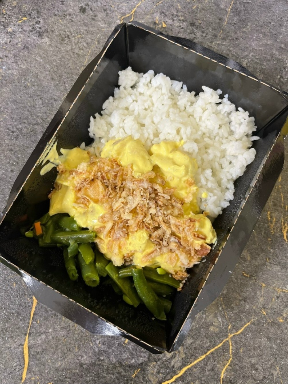 Куриная грудка в соусе карри с рисом и фасолью