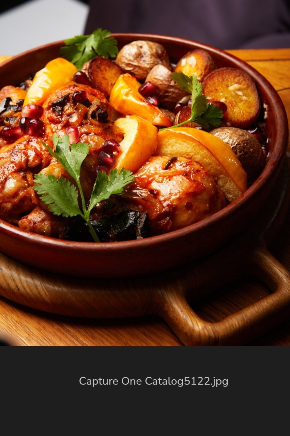 Куриная голень, запеченная с айвой, черносливом, молодым картофелем под пряным соусом