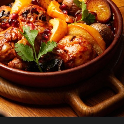 Куриная голень, запеченная с айвой, черносливом, молодым картофелем под пряным соусом