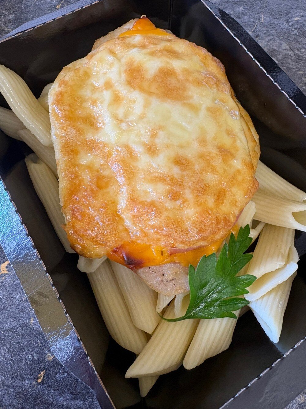 Филе куриное с ветчиной под сырной шапочкой с макаронами