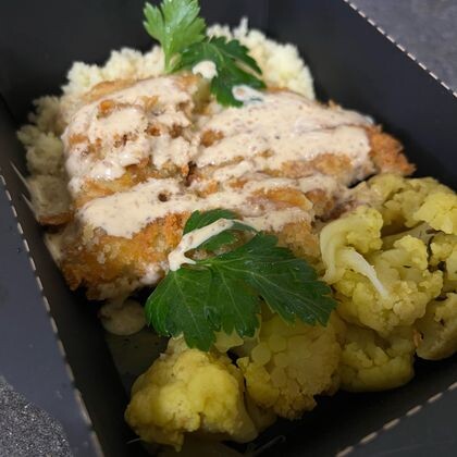 Судак в сырной панировке с кус-кусом и цветной капустой