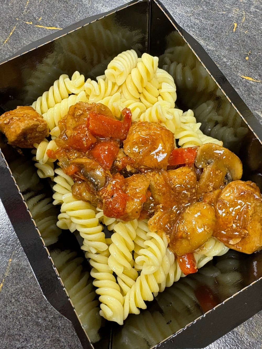 Тушёная свинина с шампиньонами с макаронами