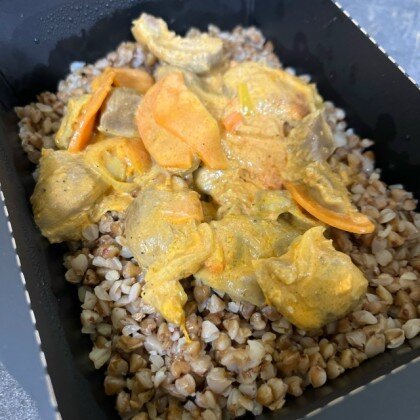 Томлённые куриные желудочки в сметанном соусе с гречей