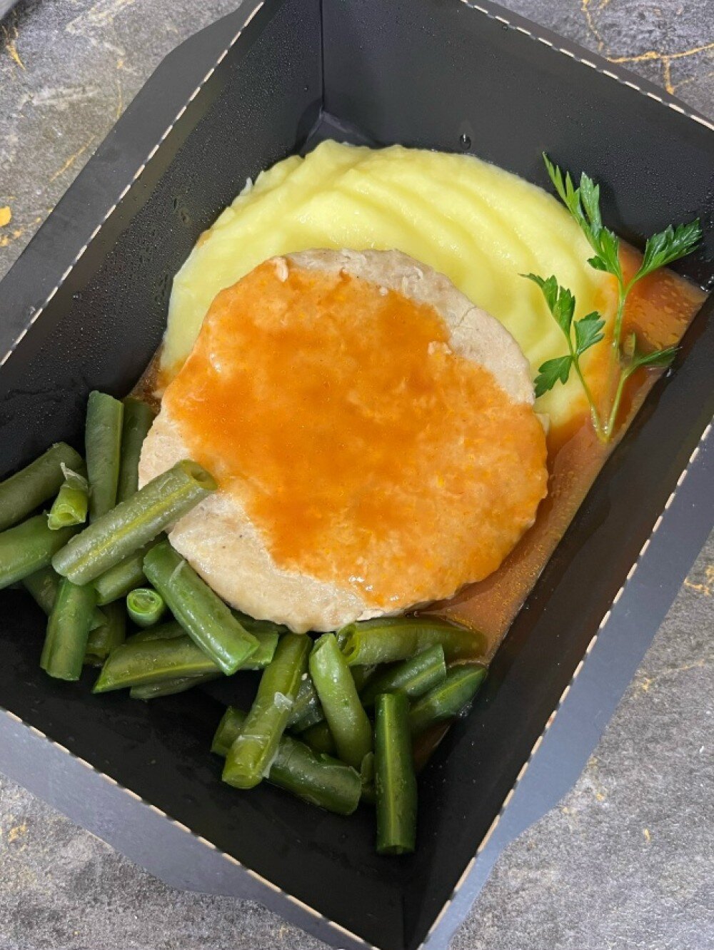 Паровая котлета с фасолью и пюре