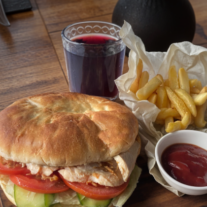 Комбо-набор 
с морсом и 
картофелем фри