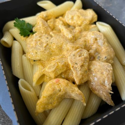 Куриная грудка в сливочно-чесночном соусе с макаронами