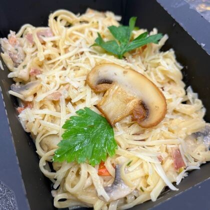 Домашняя лапша с копченой грудинкой,грибами и сыром