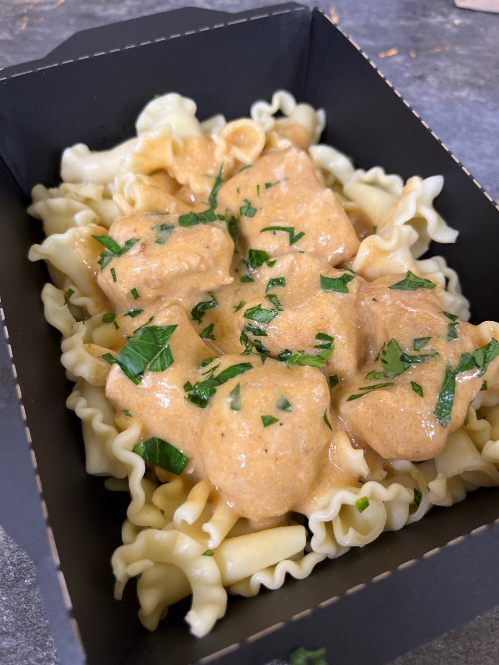 Индейка тушеная с прованскими травами с макаронами