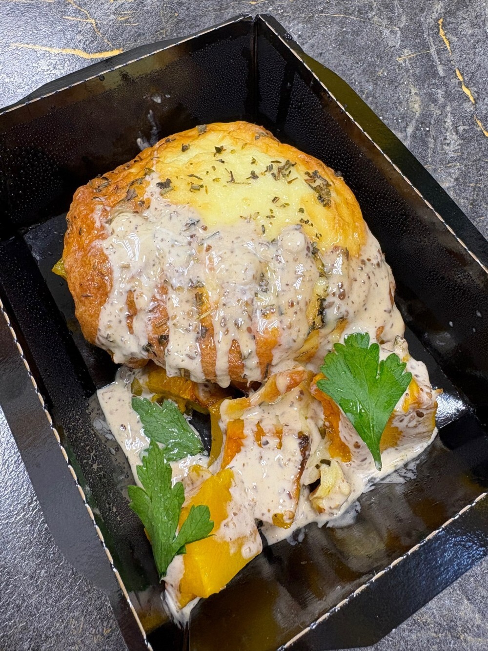 Запечённая тыква со свининой под сырной шапочкой с прованскими травами и сливочно-кунжутным соусом