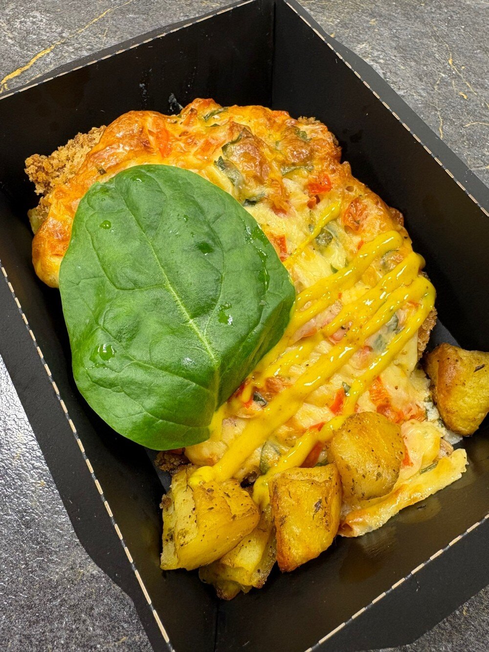 Шницель свиной под овощной шапочкой с печеным картофелем