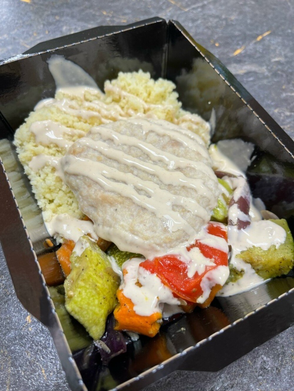 Куриная паровая котлета с кус кусом и печенными овощами с соусом белый бургер