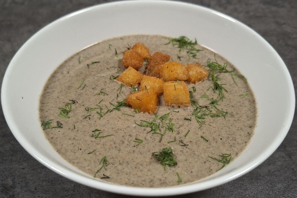 Сливочный крем-суп из шампиньонов с гренками