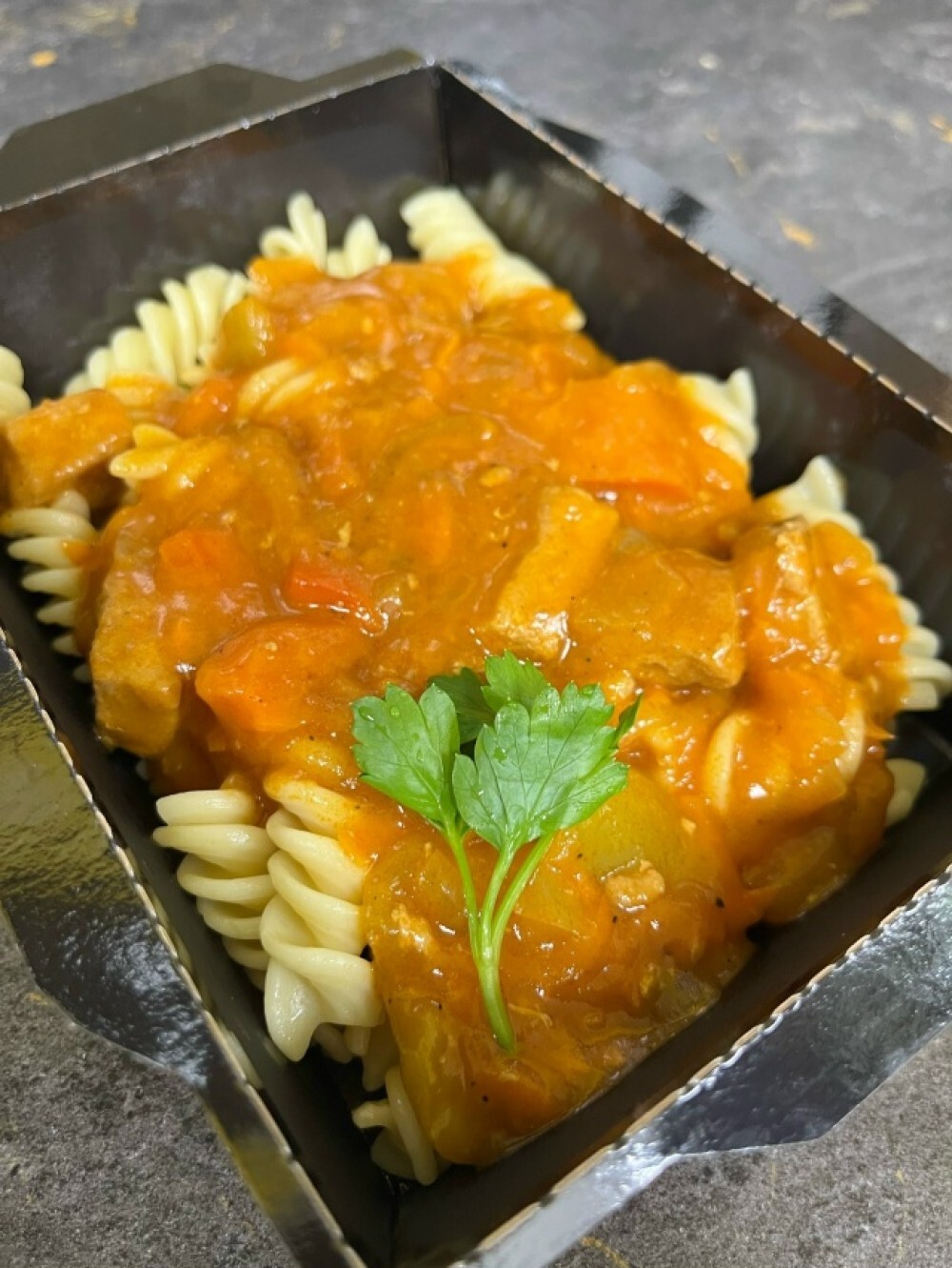 Гуляш с макаронами