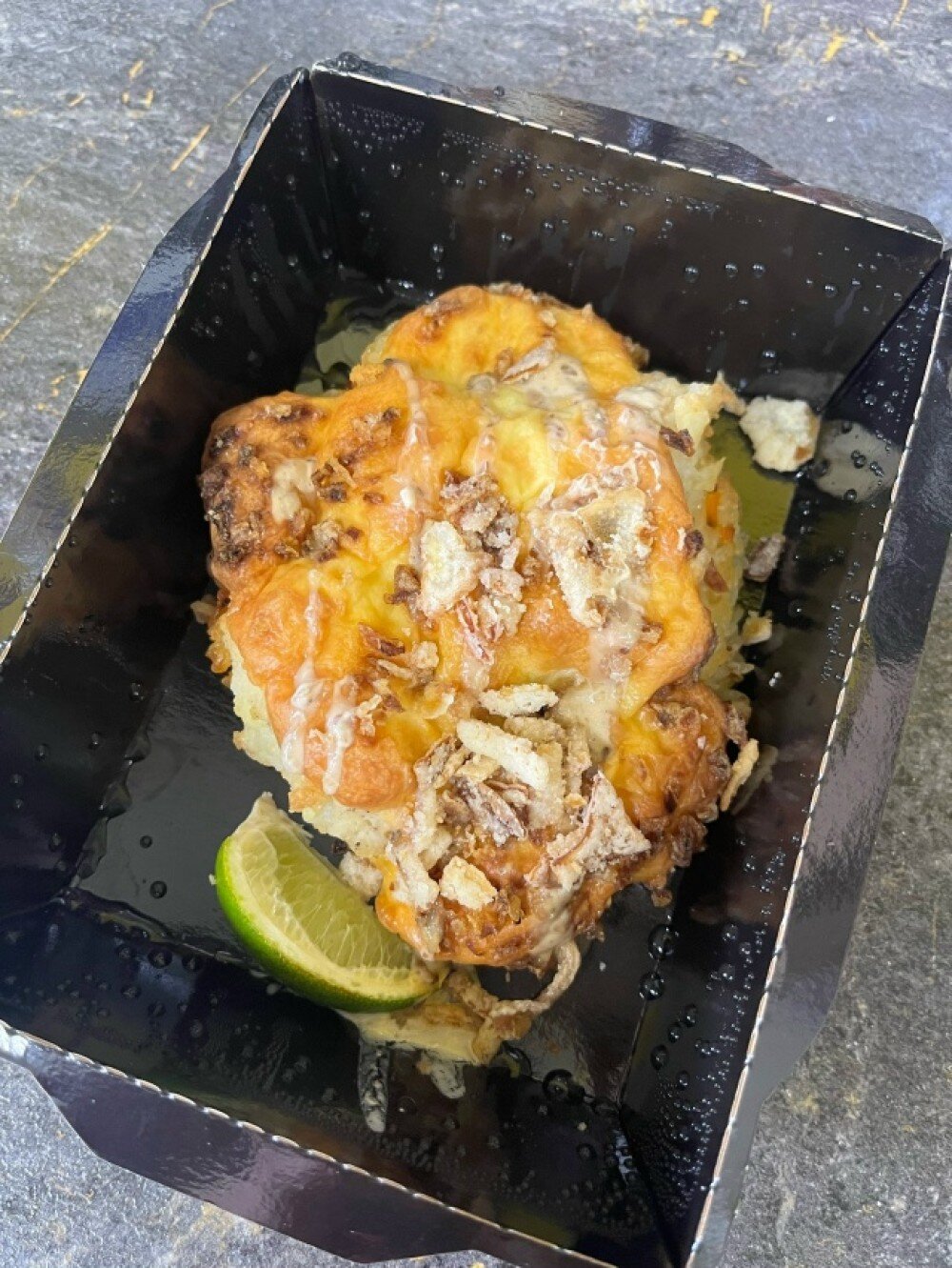 Филе трески с рисом и овощами под сырной шапочкой с луком фри