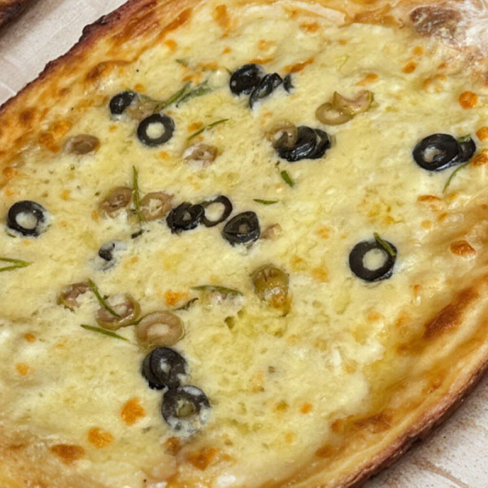 Открытая хачапури с сыром и оливками