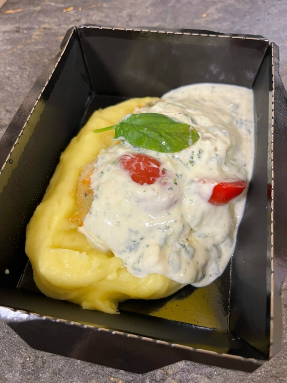 Фишкейк из лосося ,брокколи и сыра с пюре под сливочно-шпинатным соусом