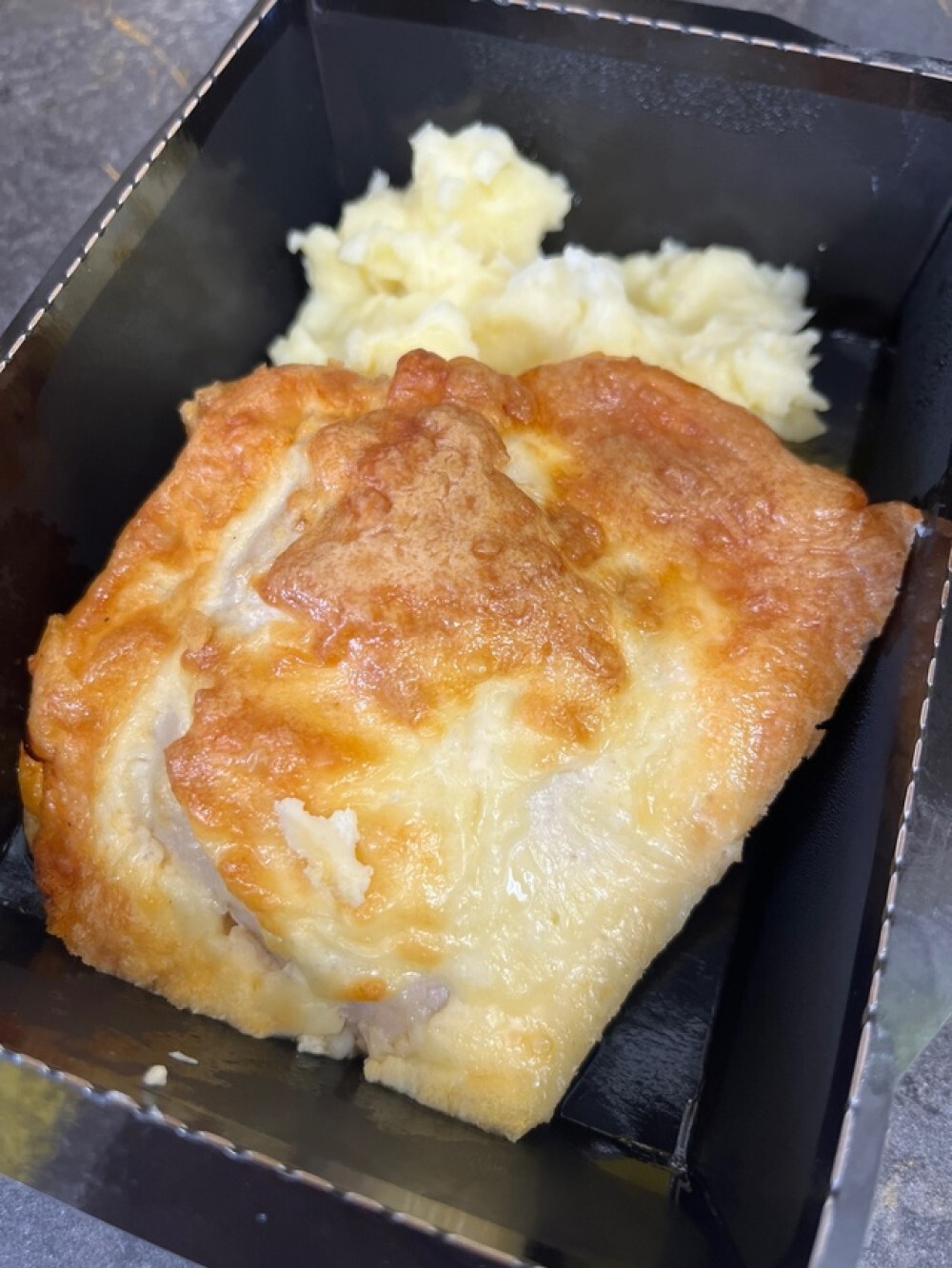 Мясной конвертик из свинины с пюре